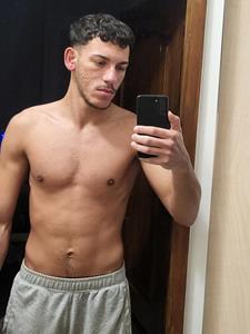 Adrian23 24 éves férfi, Budapest