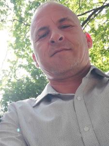 Karesz 42 éves férfi, Zala megye