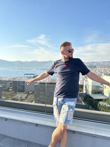 Luldzsika 24 éves férfi, Győr-Moson-Sopron megye