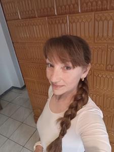 Piros 57 éves nő, Fejér megye