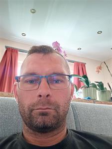 Robi 42 éves férfi, Győr-Moson-Sopron megye