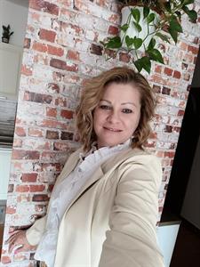 Tina 48 éves nő, Komárom-Esztergom megye