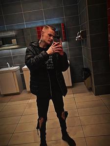 Ticián 22 éves férfi, Pest megye