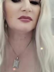 Viki 51 éves nő, Budapest