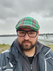 Viktor 35 éves férfi, Komárom-Esztergom megye