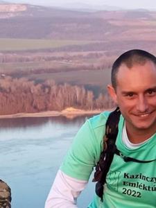 Zoli 43 éves férfi, Pest megye